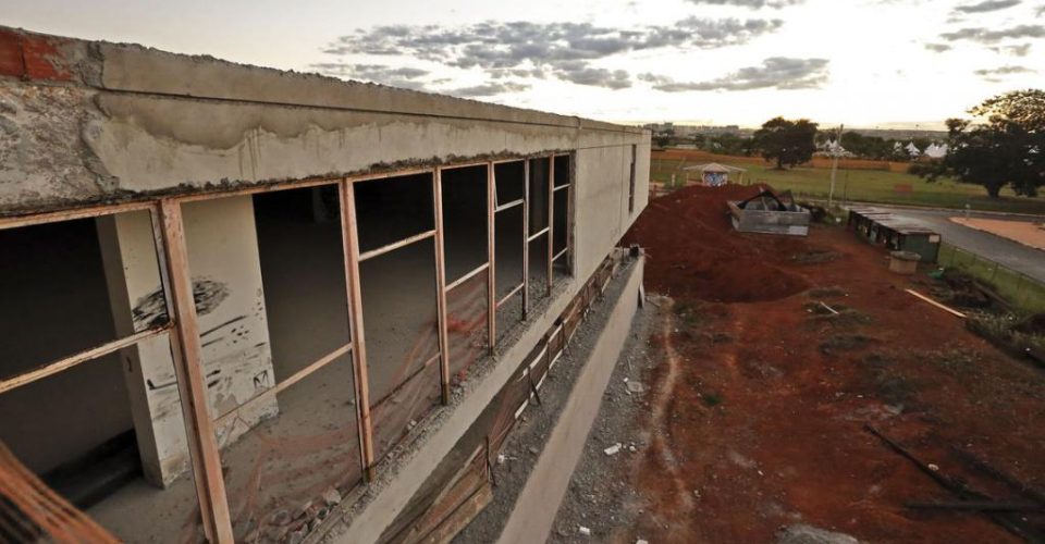 obras publicas paralisada parado construcao