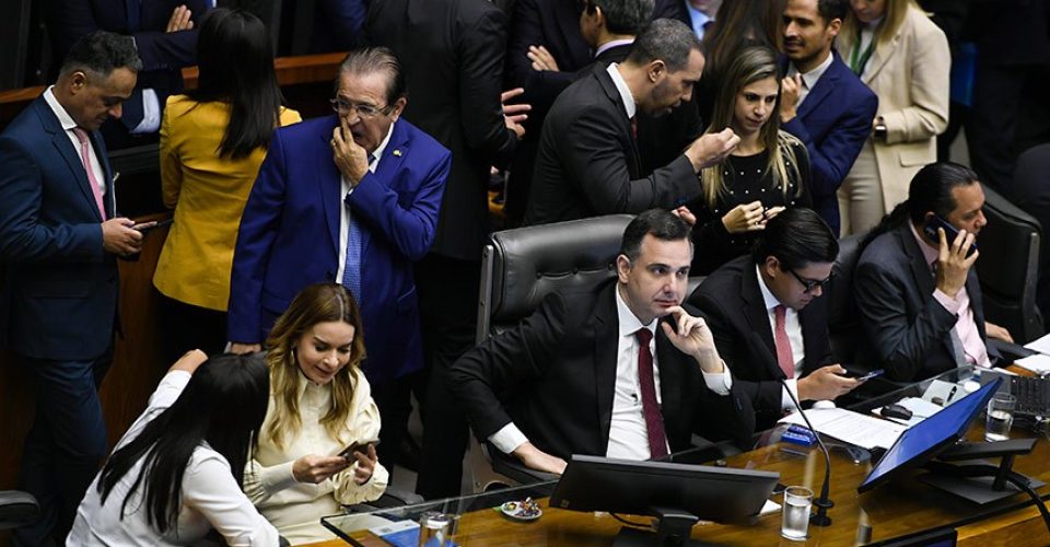 Senadora Daniella Ribeiro, presidente da Comissão de Orçamento, ao lado do presidente do Congresso, Rodrigo Pacheco, e com o relator da LOA, deputado Luiz Carlos Motta, em pé/Edilson Rodrigues/Agência Senado