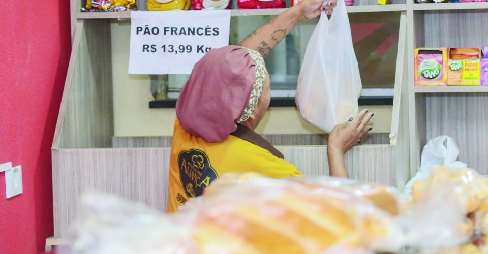 Foto: Quilo do pão francês é
vendido a R$ 13,99, na
Panificadora Aliança/Marcos Maluf