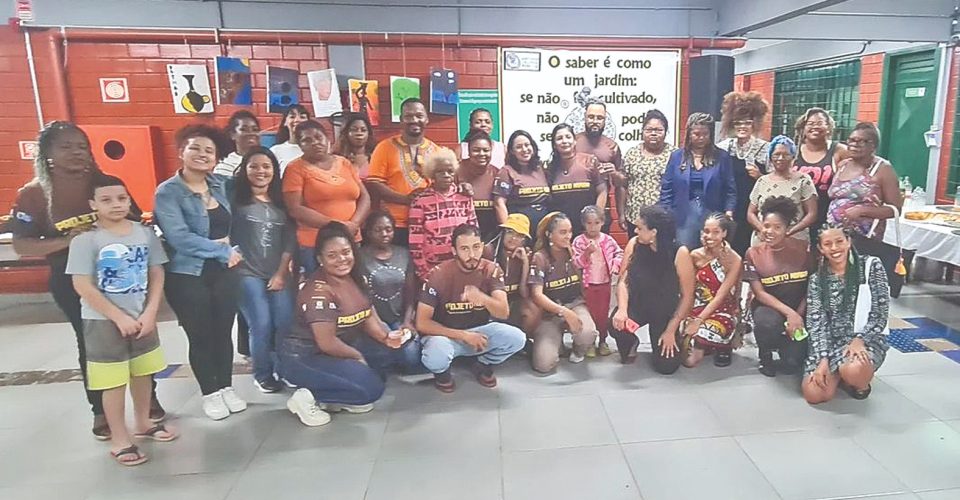 Alunos e membros
da equipe Niara e
direção da Associação
Descendentes de Tia Eva ( Foto: Priscilla Peres/Divulgação)