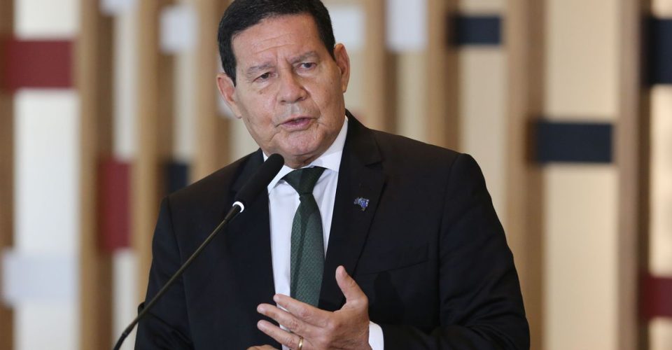 O vice-presidente da República e presidente do Conselho Nacional da Amazônia Legal, Hamilton Mourão, fala à imprensa, após a terceira reunião do colegiado, no Palácio Itamaraty em Brasília