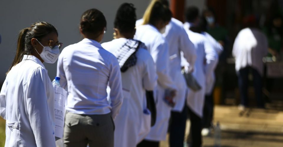 Médicos chegam ao local de prova para a segunda etapa do Exame Nacional de Revalidação de Diplomas Médicos Expedidos por Instituição de Educação Superior Estrangeira (Revalida) 2020, em Brasília.