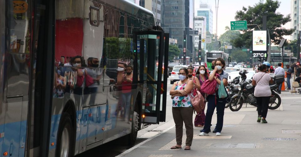 Usuários do transporte público esperam ônibus em ponto da Avenida Paulista durante a fase vermelha da pandemia de covid-19 na capital.