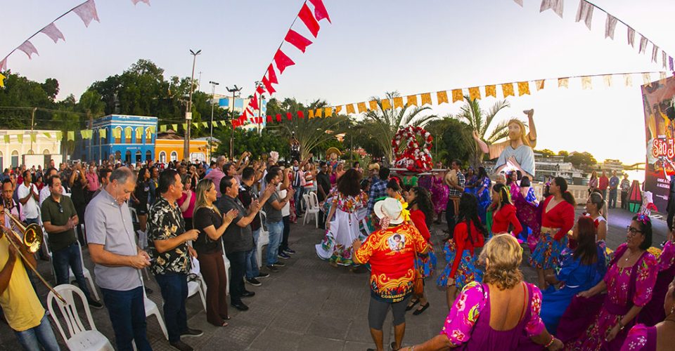 O prefeito Marcelo Iunes anunciou nesta terça-feira, 6 de junho, a programação oficial do Arraial do Banho de São João 2023. O ato começa às 17 horas na Arena do Porto Geral e é aberto à toda população,O evento é uma realização da Prefeitura de Corumbá, por meio da sua Fundação da Cultura e do Patrimônio Histórico, conta com o apoio da Secretaria de Estado de Turismo, Esporte, Cultura e Cidadania, através de sua Fundação de Cultura o Arraial será realizado entre os dias 22 e 25 de junho ,