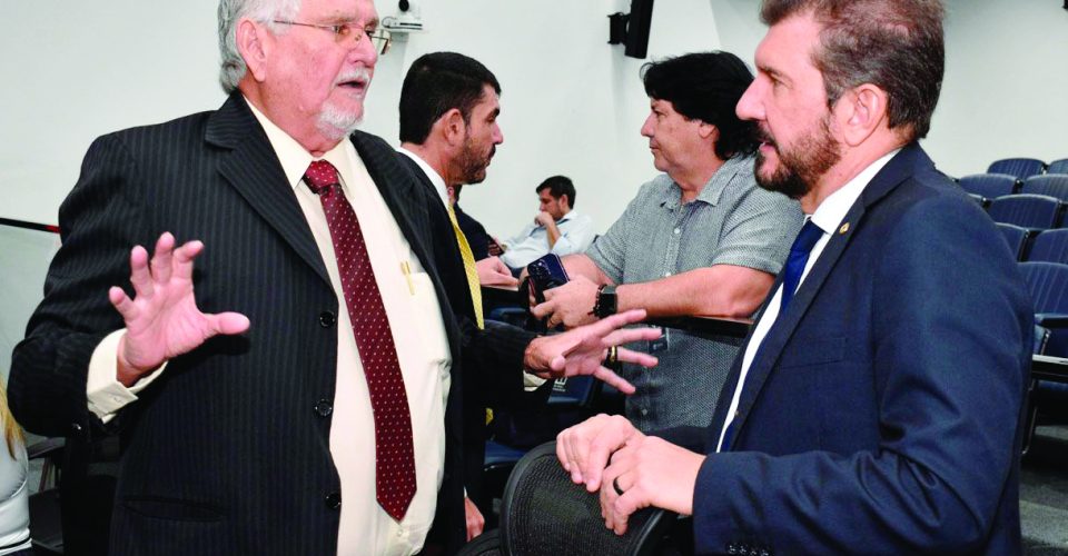 Os deputados Zeca
do PT e Pedro Kemp
conversam durante
sessão da Assembleia ( Foto: Luciana Nassar/Alems)